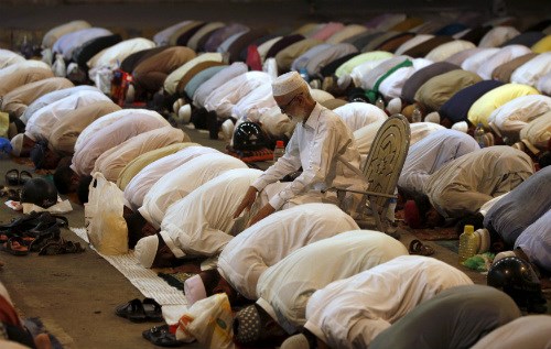 Người dân làm lễ tại thành phố Karachi, Pakistan